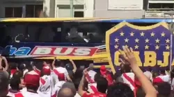 Foto del micro de Boca llegando al Monumental.