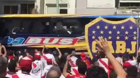 Foto del micro de Boca llegando al Monumental.