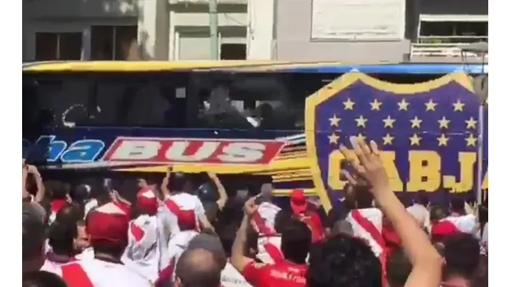 Foto del micro de Boca llegando al Monumental.