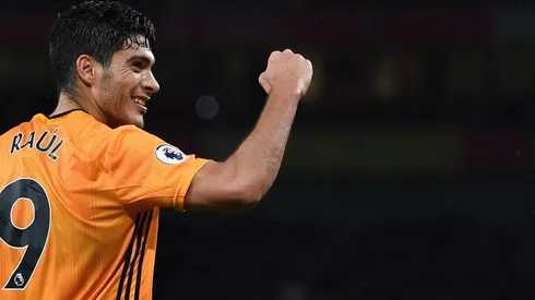 Raúl Jiménez sortea su playera de los Wolves.