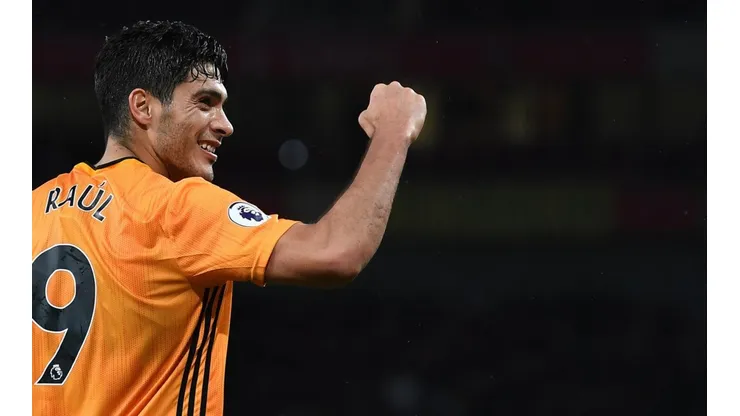 Raúl Jiménez sortea su playera de los Wolves.