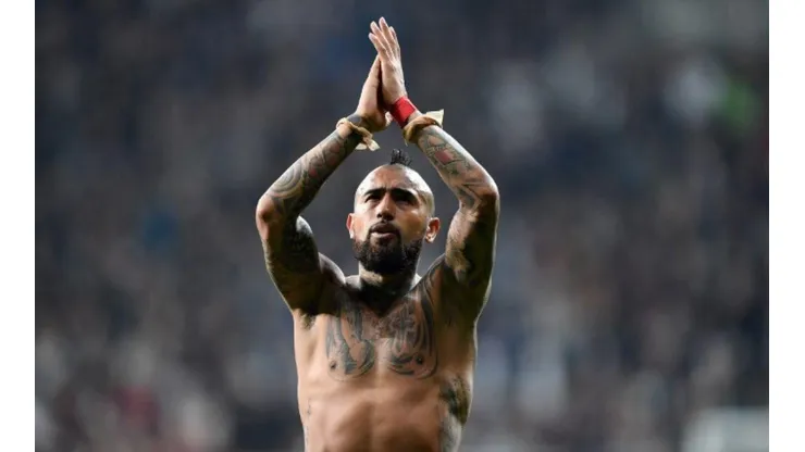 Arturo Vidal tiene contrato hasta 2021 con el Barcelona de España