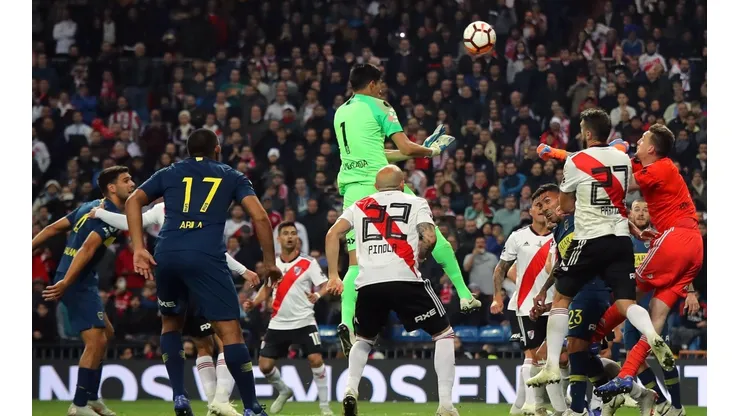 Foto de Esteban Andrada buscando el empate.