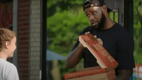 Video: el día que LeBron James ‘trabajó’ repartiendo pizzas