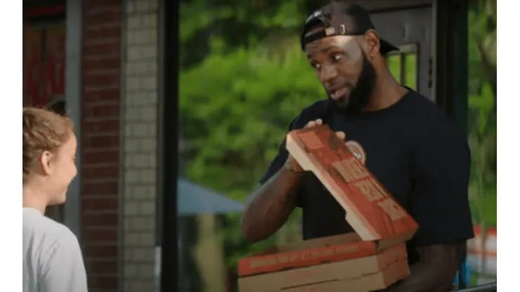 Video: el día que LeBron James ‘trabajó’ repartiendo pizzas