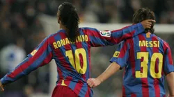 Foto de Ronaldinho junto a Lionel Messi.