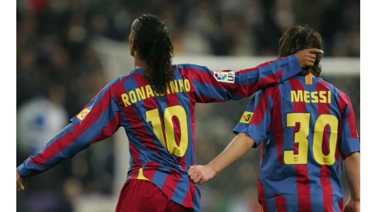 Foto de Ronaldinho junto a Lionel Messi.