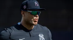 Giancarlo Stanton aporta su grano de arena durante el Covid-19