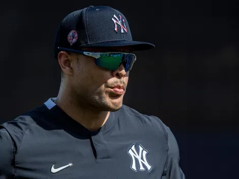 Giancarlo Stanton aporta su grano de arena durante el Covid-19