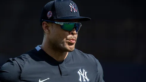 Giancarlo Stanton aporta su grano de arena durante el Covid-19