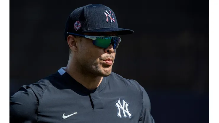 Giancarlo Stanton aporta su grano de arena durante el Covid-19