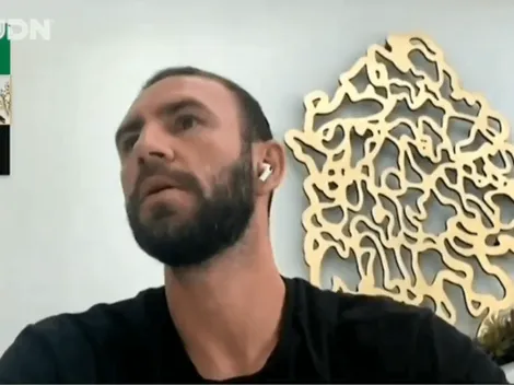 Layún regañó a sus hijos en plena entrevista con TUDN