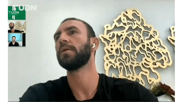 Layún regañó a sus hijos en plena entrevista con TUDN