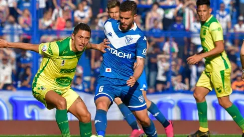 Fernando Gago durante un partido de Vélez.