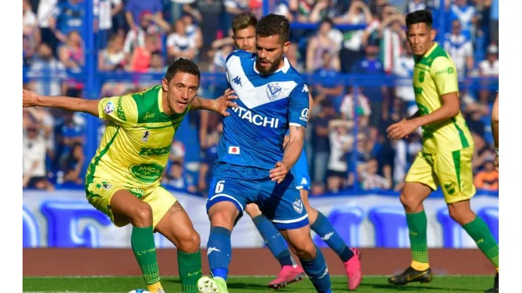 Fernando Gago durante un partido de Vélez.