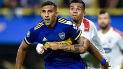 Ramón Ábila enfrentando a Independiente Medellín.