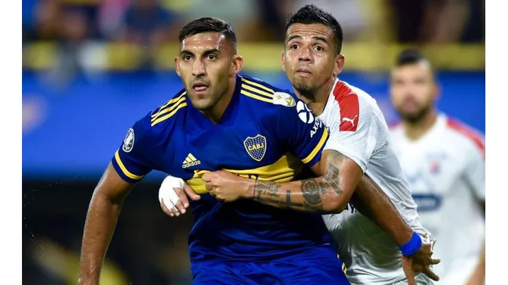 Ramón Ábila enfrentando a Independiente Medellín.
