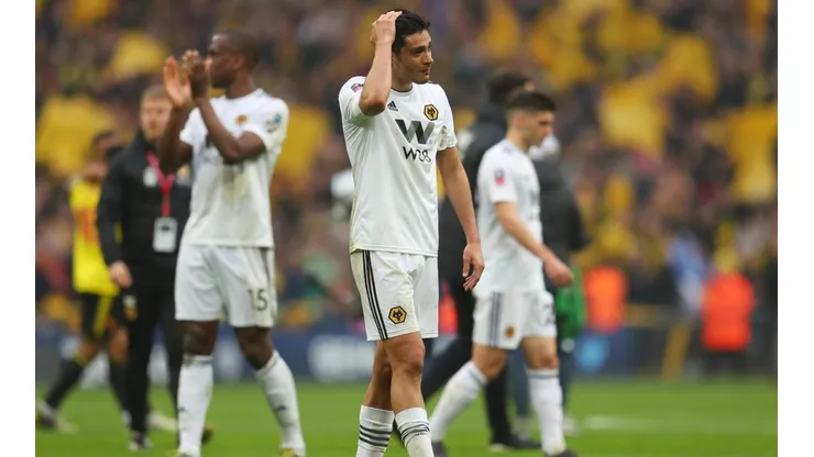 Raúl Jiménez no puede entrenar tranquilo.