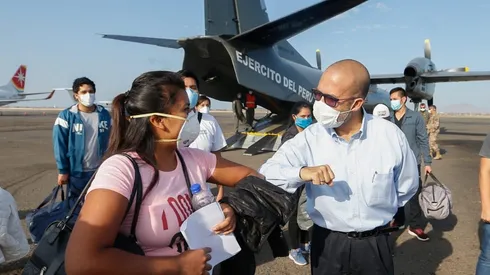 Se recomienda no usar las manos para saludar.