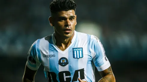Gustavo Bou con la camiseta de Racing.
