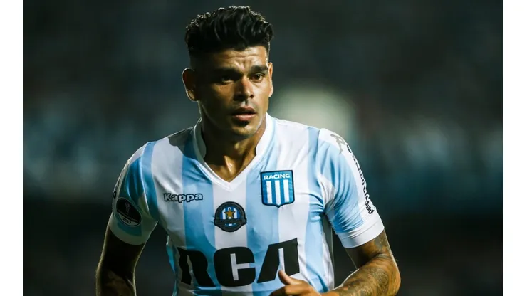 Gustavo Bou con la camiseta de Racing.