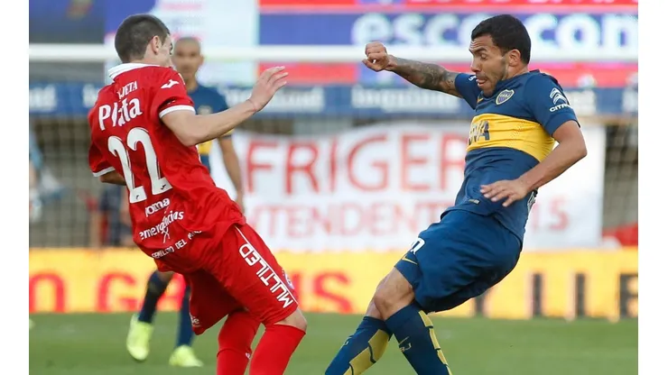 Foto del futbolista de Argentinos junto a Carlos Tevez.