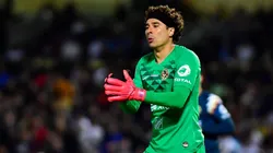Guillermo Ochoa y su libro que mezcla inglés y futbol