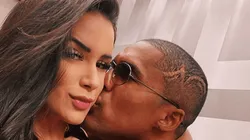 Atrevido: Douglas Costa puso la mano 'ahí atrás' y se sacó una foto con su novia