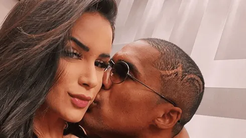 Atrevido: Douglas Costa puso la mano 'ahí atrás' y se sacó una foto con su novia