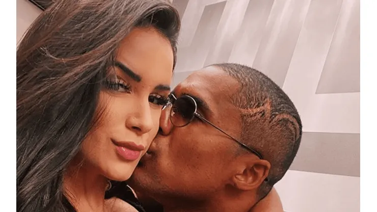 Atrevido: Douglas Costa puso la mano 'ahí atrás' y se sacó una foto con su novia