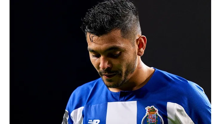 Tecatito Corona sufrirá en su sueldo