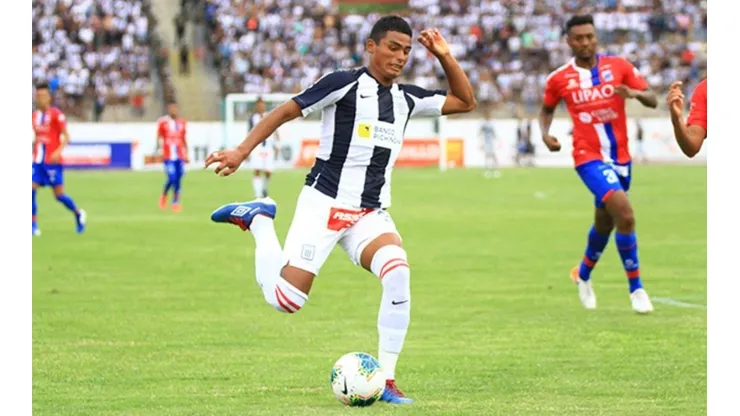 Aguilar se formó en el Club Regatas.