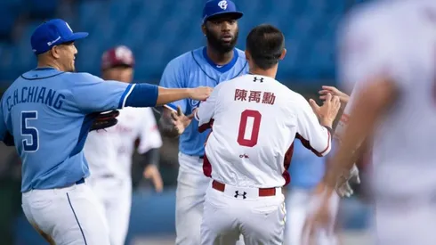 Video: en Taiwán se sigue jugando béisbol y hubo pelea en pleno juego