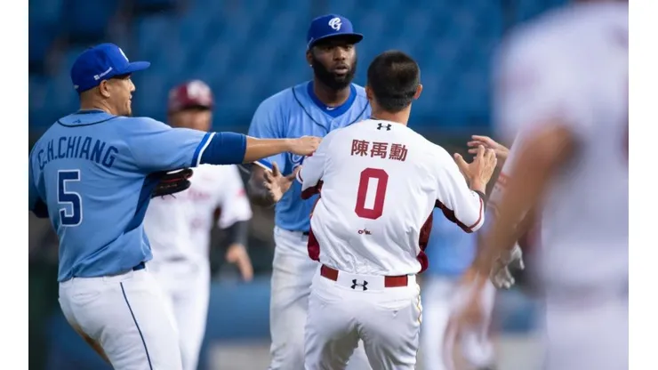 Video: en Taiwán se sigue jugando béisbol y hubo pelea en pleno juego