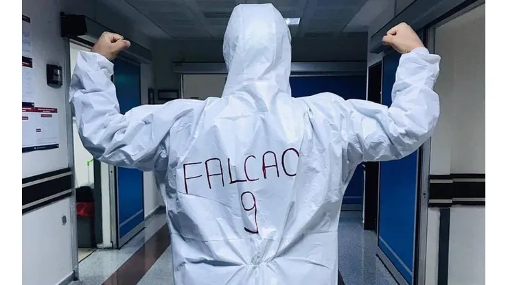 Médico turco lleva el 9 de Falcao en la espalda para salvar vidas