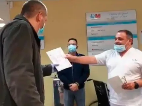 Hermoso homenaje de médicos a taxista por llevar pacientes gratis al hospital