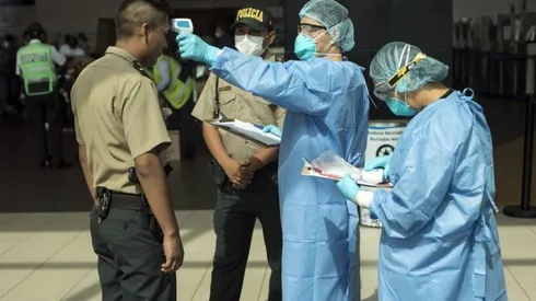 La PNP y el personal médico reciben aplausos en las noches.