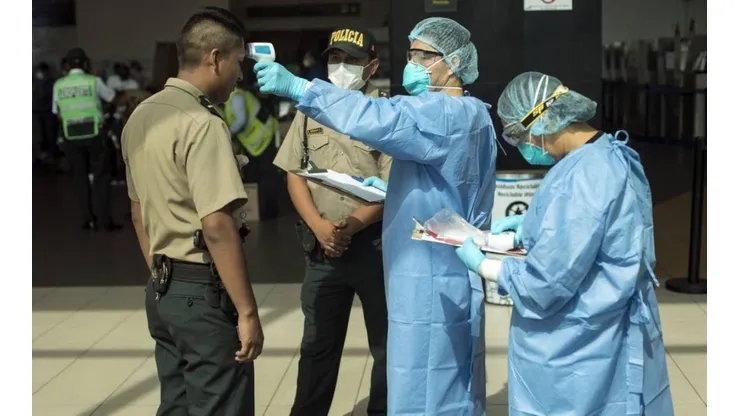 La PNP y el personal médico reciben aplausos en las noches.