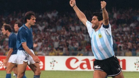 Diego Maradona enfrentando a Italia.