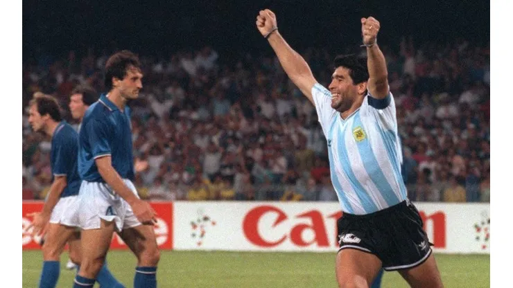 Diego Maradona enfrentando a Italia.