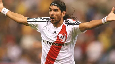 Sebastián Abreu con la camiseta de River.