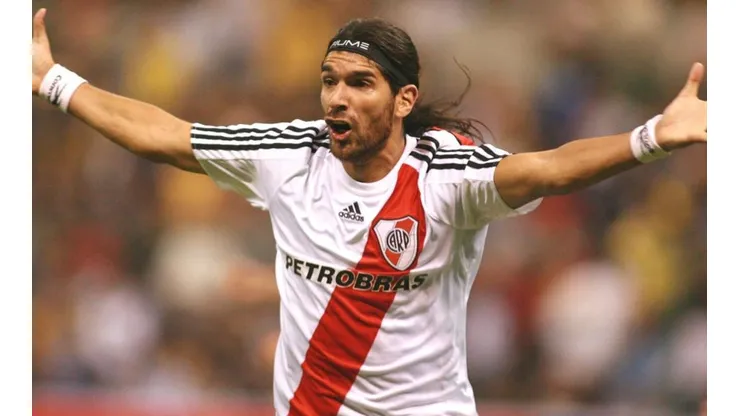 Sebastián Abreu con la camiseta de River.