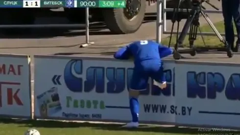 Video: en Bielorrusia sigue el fútbol y pasan jugadas insólitas