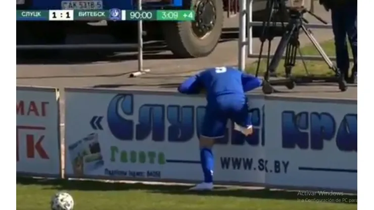 Video: en Bielorrusia sigue el fútbol y pasan jugadas insólitas