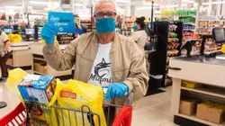 Los Marlins ayudan a los adultos mayores durante la cuarentena