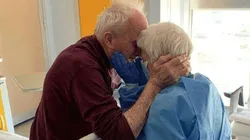 Fotos: abuelos se abrazaron tras ganarle al coronavirus
