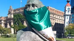 Así lució Miguel Hidalgo en Plaza Lavalle, en Argentina en busca de concientizar a la gente por el coronavirus. Foto: Darío López