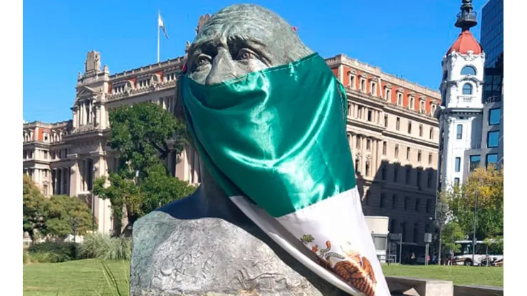 Así lució Miguel Hidalgo en Plaza Lavalle, en Argentina en busca de concientizar a la gente por el coronavirus. Foto: Darío López