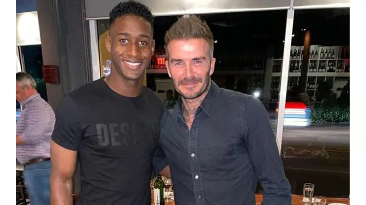 Andrés Reyes, defensor de Inter Miami, junto a David Beckham.