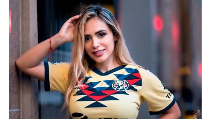 Fanática número 1: Analy Bazán se puso la playera del América para alentarlo en la eLiga MX